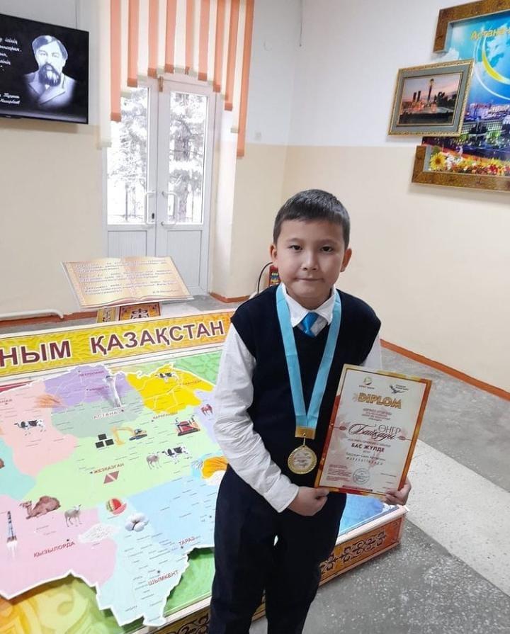 4"Ә" сынып оқушысы Бауыржан Саян "ҚОЛ ӨНЕРІ"номинациясы бойынша бас жүлде алып, диплом және медаль