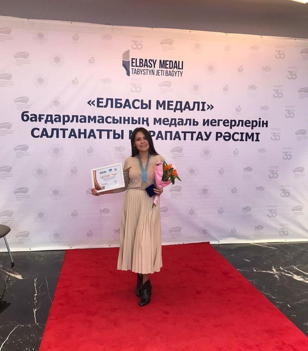 “Елбасы Медалі” жобасының алматылық жеңімпаздары марапатталды. 6 ай бойы өзін-өзі дамытумен айналысқан жастар қола медальдарды иеленді.