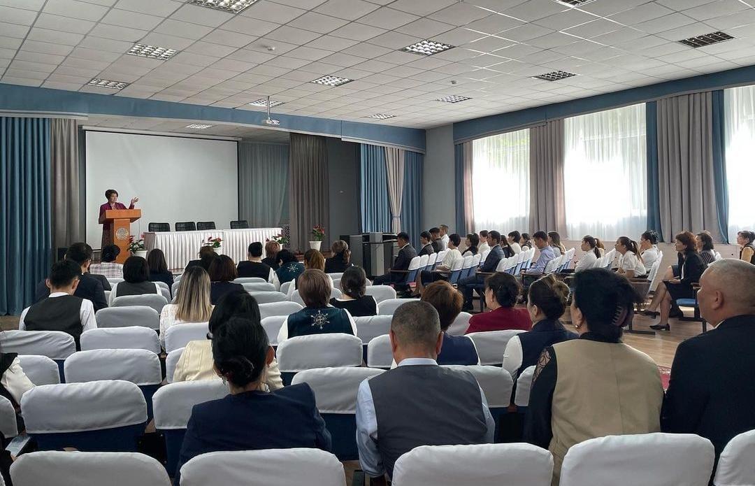 Бүгін ҚР Конститутциясына өзгертулермен толықтырулар енгізу бойынша референдумды түсіндіру жұмыстарына құрылған штаб мүшесі, Бейсембина Нагигуль Нұрханқызы №188 мектеп-гимназиясының қызметкерлерімен кездесу ұйымдастырды .