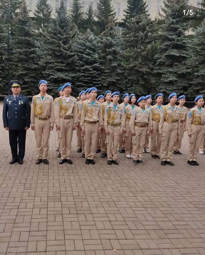 #188 мектеп-гимназиясының Жас сарбаздары Қазақстан Республикасы Президентінің 2022жылғы 4 наурыздағы 827Жарлығымен мерзімді әскери қызметке кезекті шақырушыларды дәстүрлі шығарып салуға арналған салтанатты шеруге қатысты.