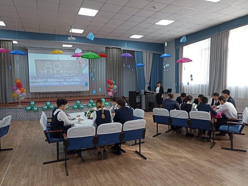 Мұрат Әуезовтің 80 жас мерейтойына орай "Мұрат Әуезов- қазақ әдебиетінің тарланы" тақырыбында мектепшілік эссе байқауы өтті.