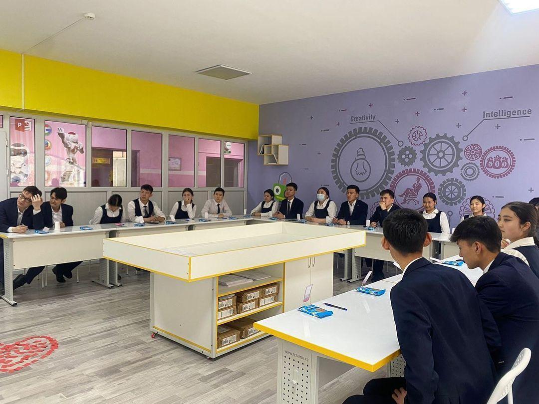 №188 мектеп-гимназиясының психологтары Каипбай А, Нормова М. 9 сынып оқушыларына "Дұрыс бағыттағы қадам" атты тренинг өткізді.